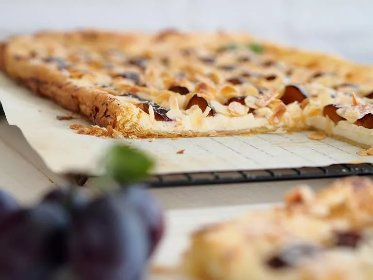 Ciasto francuskie z serkiem ricotta i śliwkami oraz płatkami migdałowymi - Wszystkiego Słodkiego
