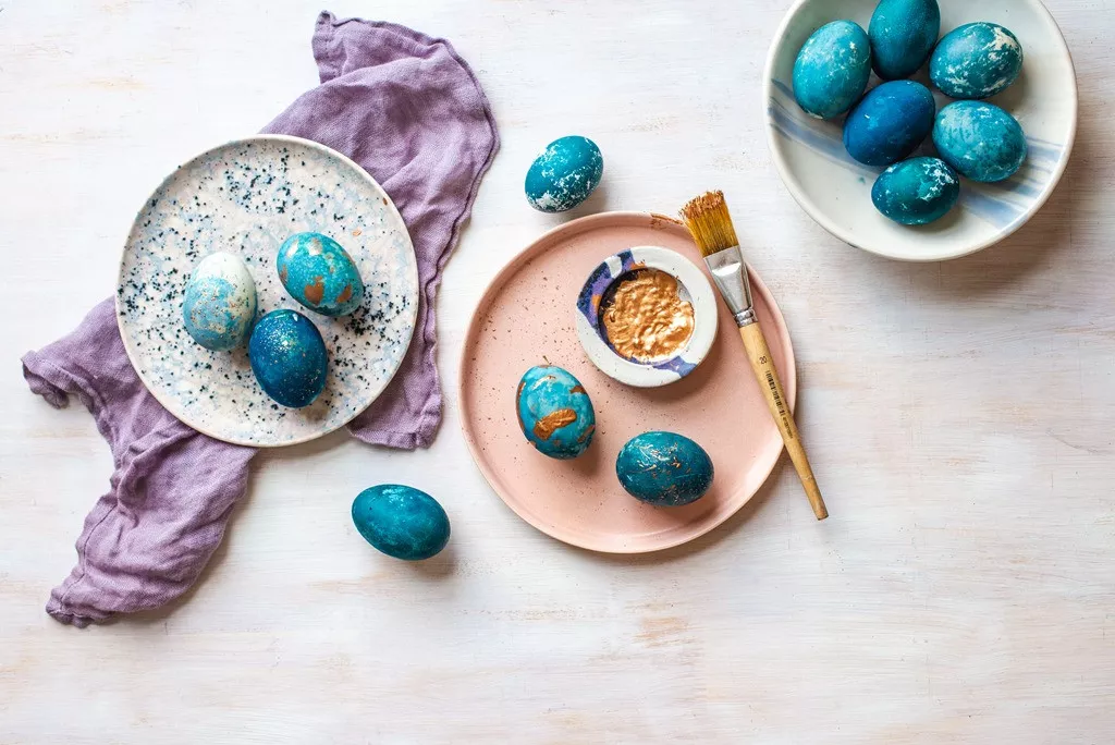 jajka zabarwione na niebiesko