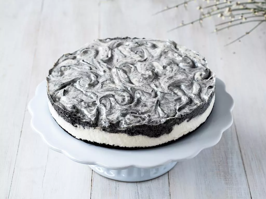 Sernik na zimno z czarnym sezamem na spodzie z czarnych markiz typu oreo - Wszystkiego Słodkiego