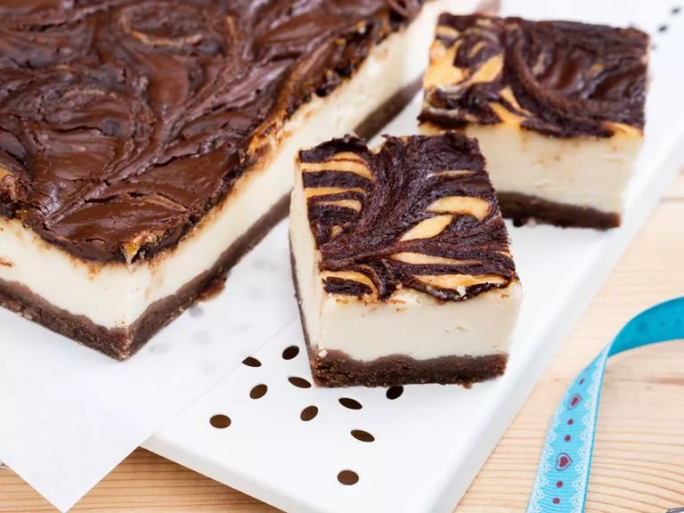 Sernik z kremem czekoladowo-orzechowym - Wszystkiego Słodkiego