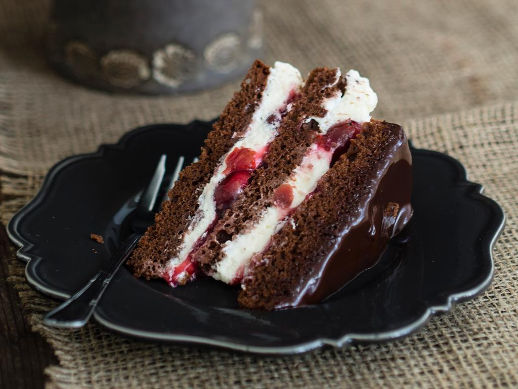 kawałek tortu szwarcwaldzkiego czarnolas na biszkopcie czekoladowym przełożonym masą wiśniową z alkoholem oraz kremem śmietankowym i polanym polewą czekoladową - Wszystkiego Słodkiego
