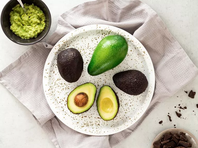 pokrojone awokado na białym talerzyku