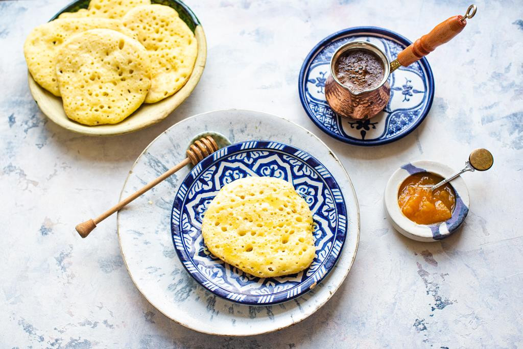 Baghrir - marokańskie naleśniki z tysiącami dziur z dżemem i sosem podane na talerzu