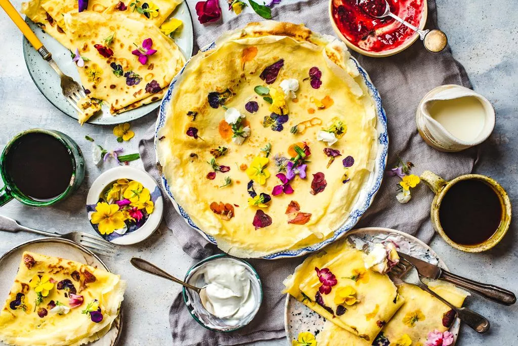Naleśniki z kwiatami jadalnymi, dżemem i kawą