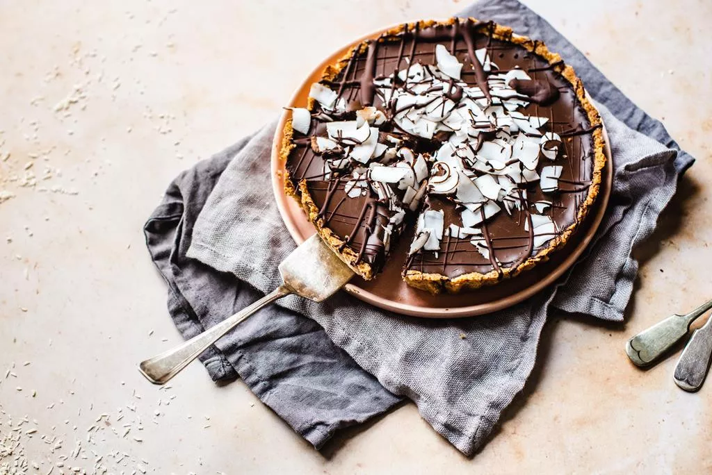 Tarta czekoladowo-kokosowa z mocno czekoladowym, wegańskim kremem