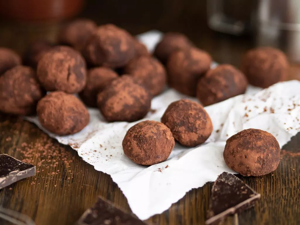 trufle czekoladowe z mascarpone i orzechami laskowymi obtoczone w kakao - Wszystkiego Słodkiego