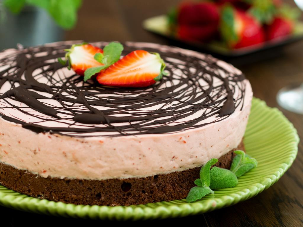 ciasto czekoladowe z pianką truskawkową udekorowane polewą czekoladową i świeżą truskawką - wszystkiego słodkiego