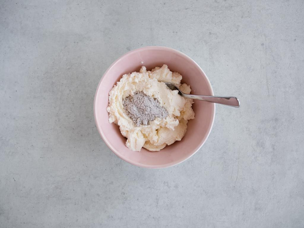 Ricotta z cukrem pudrem i cukrem z wanilią w różowej miseczce