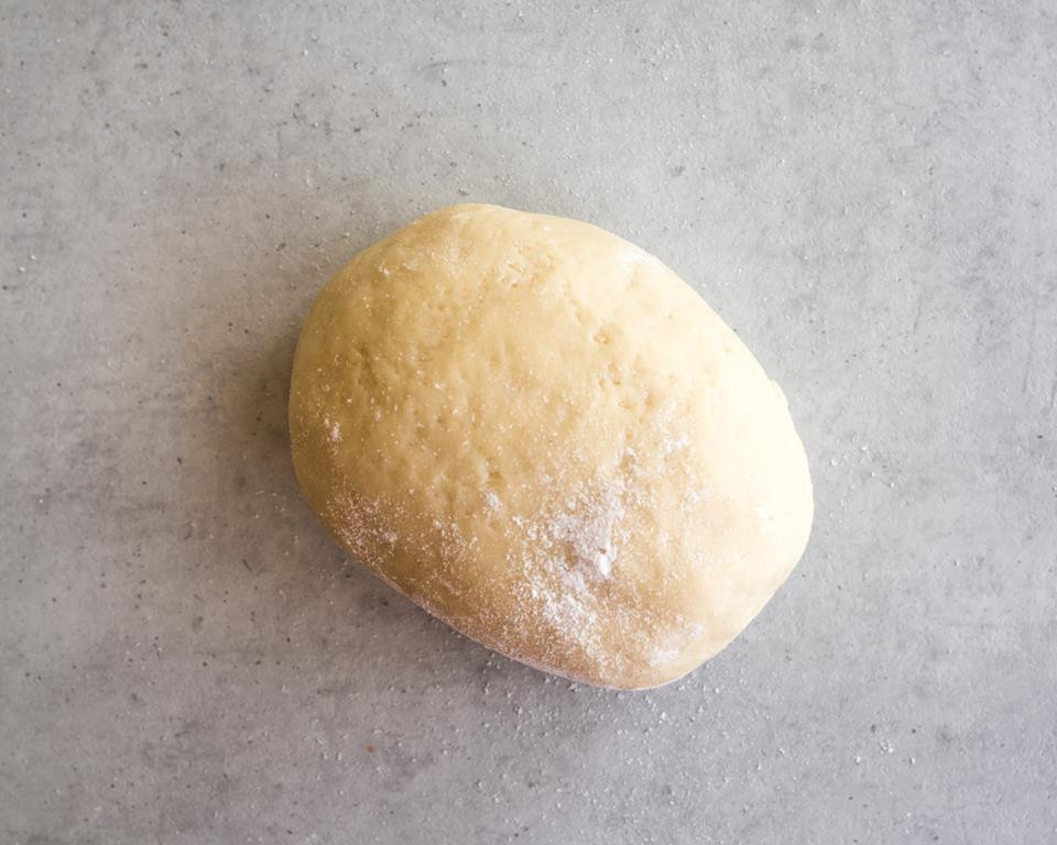 Zagniecione ciasto na galette oprószone mąką