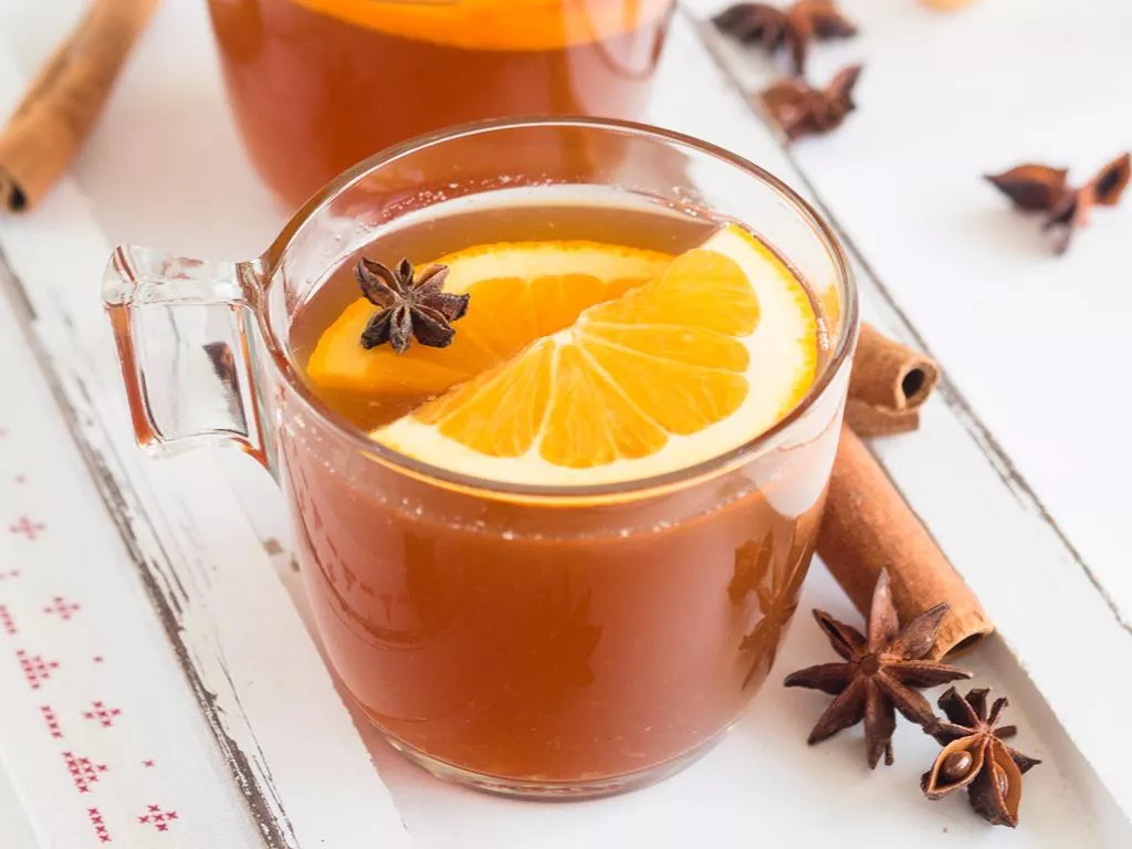 kompot z suszu z wanilią w szklankach, udekorowany plasterkami pomarańczy i gwiazdką anyżu - wszystkiego słodkiego