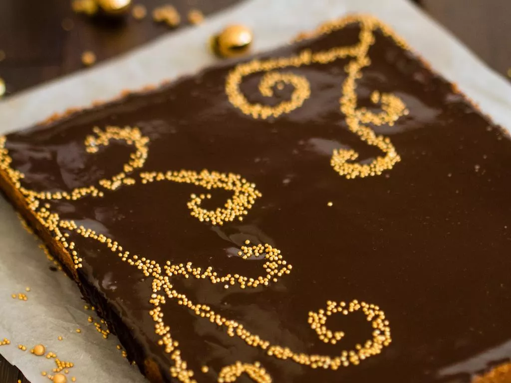 sękacz na blaszce czyli warstwowe ciasto z czekoladą i dekoracją ze złotych posypek - Wszystkiego Słodkiego