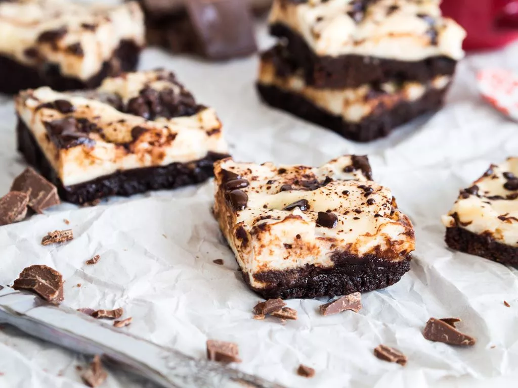 sernikobrownie czyli brownie z masą sernikową pokrojone na kawałki - Wszystkiego Słodkiego
