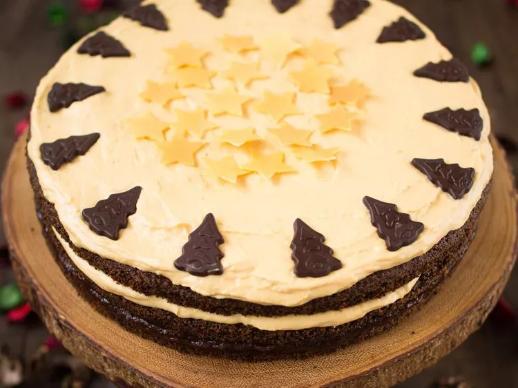 tort makowy z kremem budyniowym, galaretką porzeczkową i czekoladowymi dekoracjami - wszystkiego słodkiego