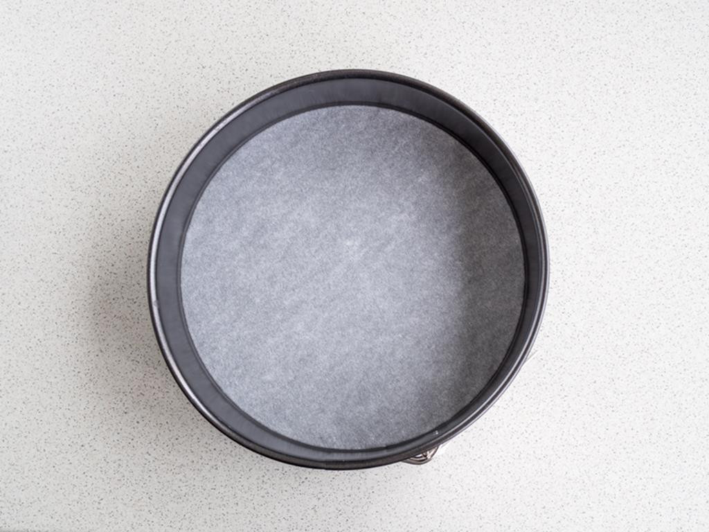 Spód tortownicy wyłożony papierem do pieczenia