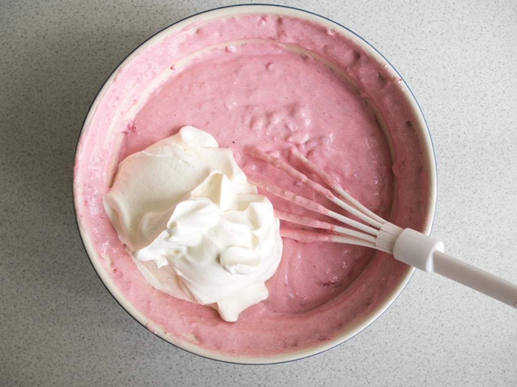 Masa serowo-truskawkowa ze śmietanką w misce