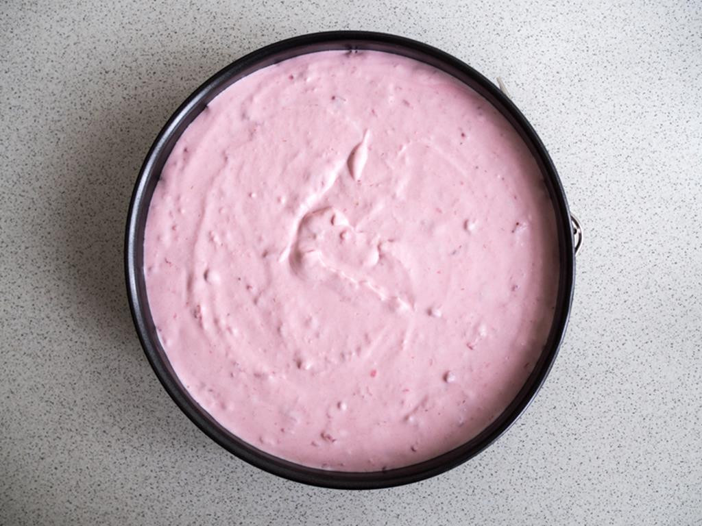 Masa serowa przełożona do tortownicy