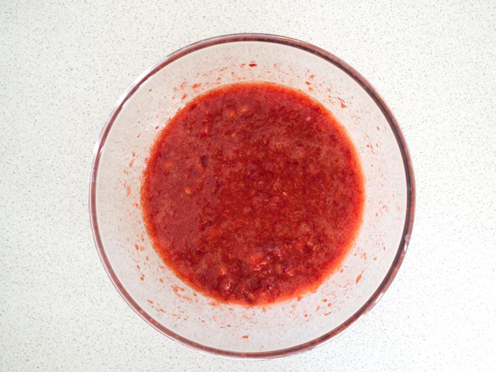 Truskawki rozgniecione widelcem w szklanej misce