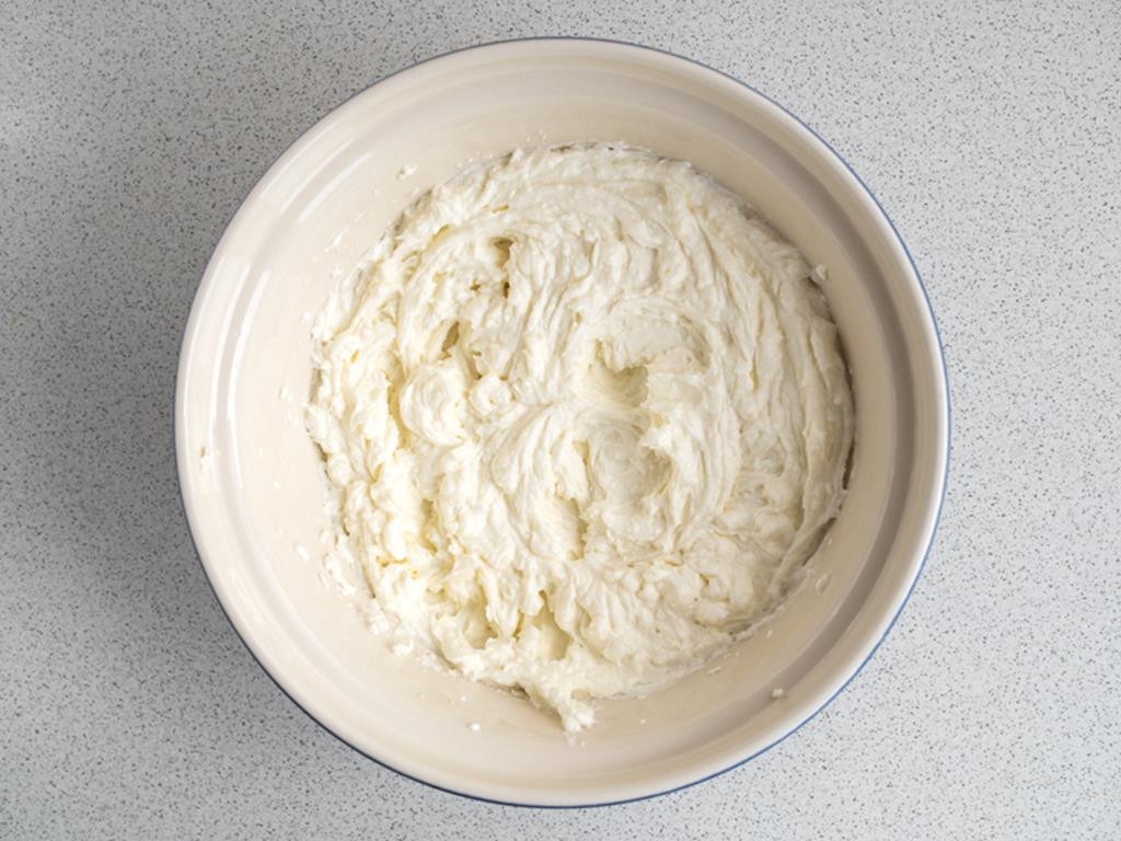 Twaróg zmiksowany z cukrem pudrem w misce