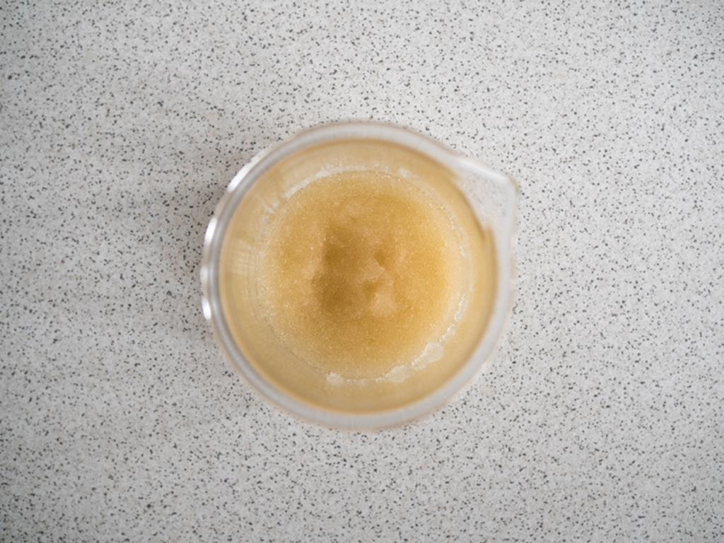 Żelatyna zalana zimną wodą w miseczce.