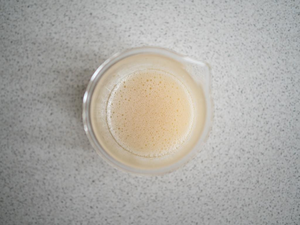 Żelatyna rozpuszczona w wodzie w miseczce.