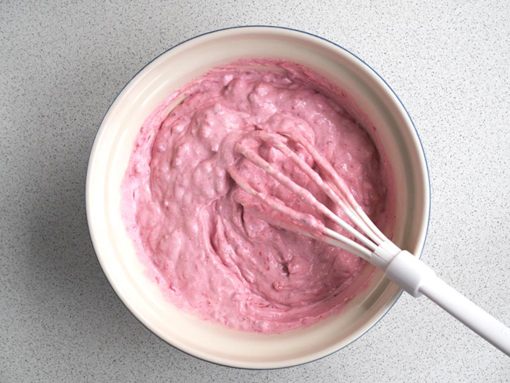 Masa serowo-truskawkowa z rózgą w misce