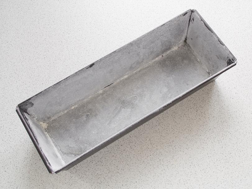 forma keksówka o długości 30 cm wysmarowana tłuszczem i obsypana mąką