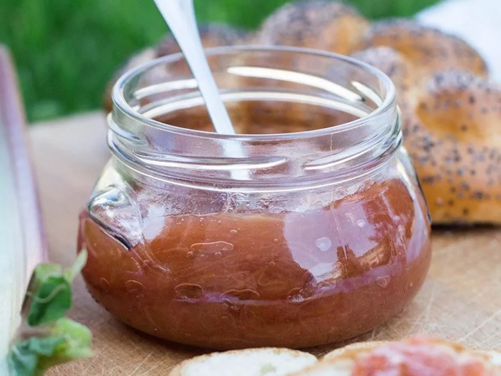 dżem rabarbarowy z cytrusową nutą w słoiczku z łyżeczką, dżem z rabarbaru z dodatkiem soku z mandarynek oraz skórki i soku z limonki - wszystkiego słodkiego