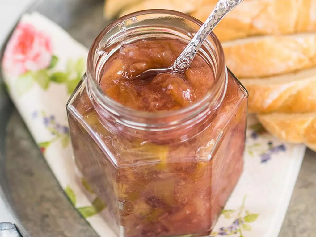 dżem rabarbarowy z wanilią i kardamonem w słoiku na śniadanie - wszystkiego słodkiego