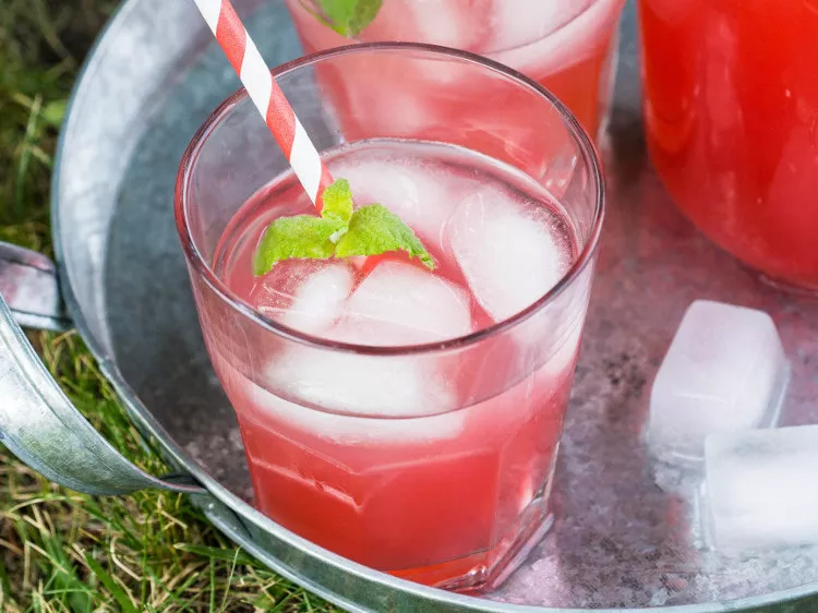 kompot rabarbarowy z nutą wanilii podany z szklankach z kostkami lodu, miętą i słomką - wszystkiego słodkiego