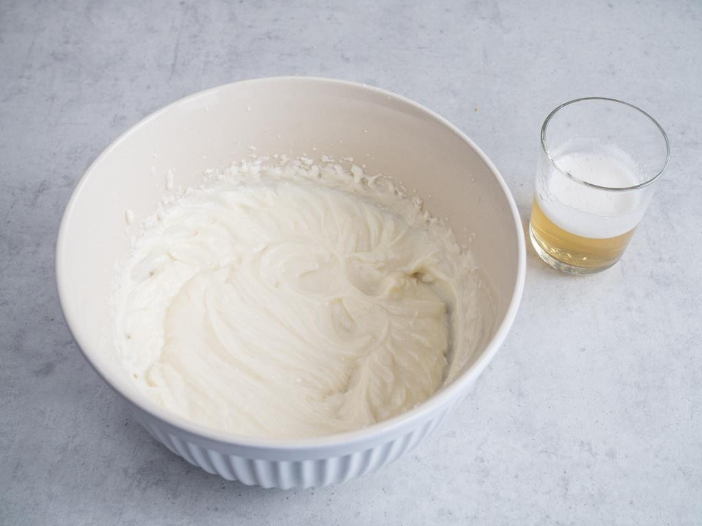 Ricotta z cukrem w misce i żelatyna rozpuszczona w szklance
