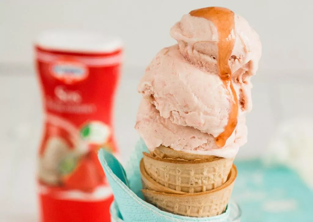 lody rabarbarowe w rożku polane sosem truskawkowym od dr. oetkera - wszystkiego słodkiego