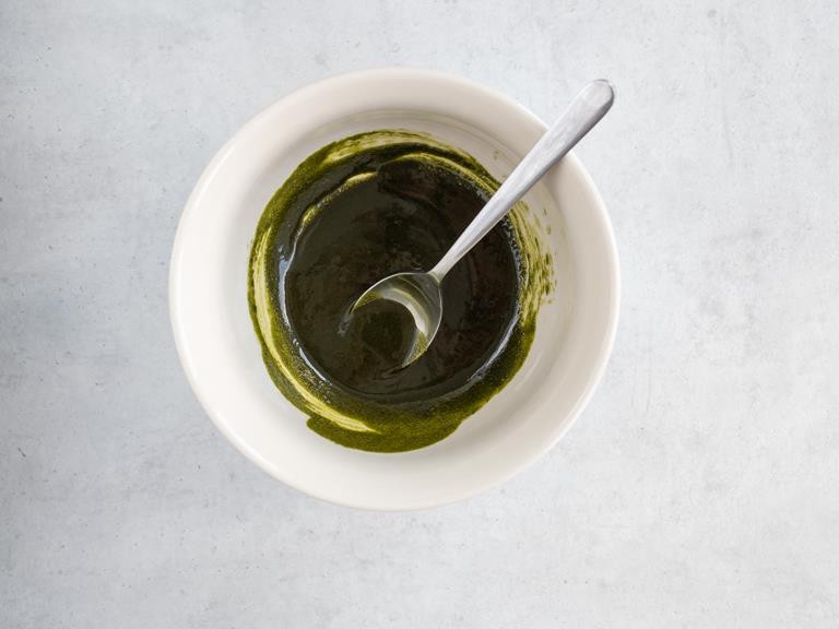 Wymieszane masło, matcha, cukier i sól w misce