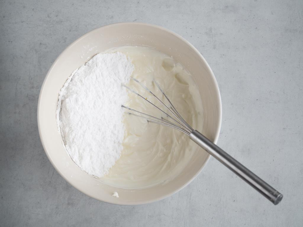 Jogurt wymieszany z cukrem pudrem