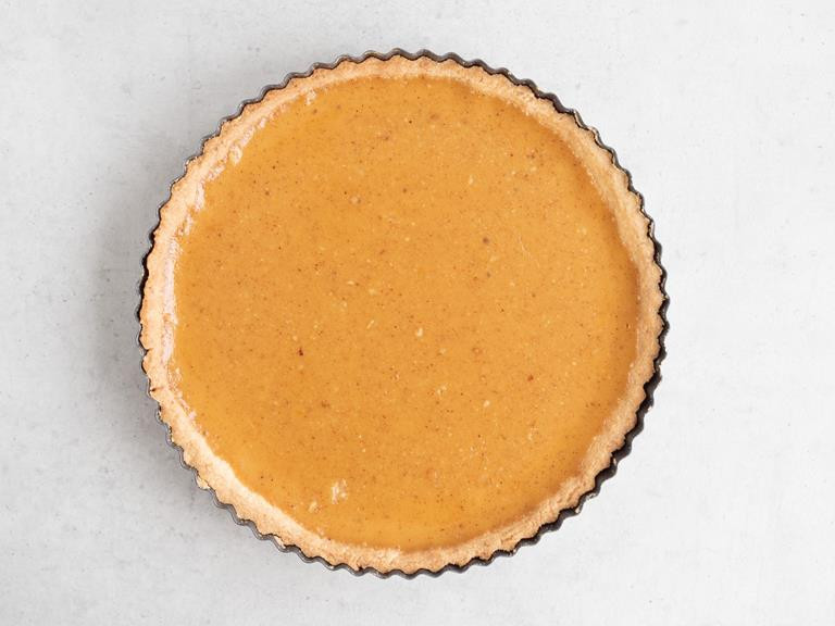 Upieczona tarta z orzechowym Crème Brûlée