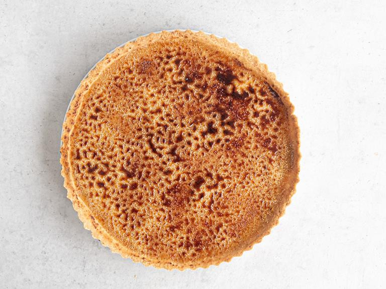 Tarta z orzechowym Crème Brûlée z brązowym cukrem opalonym za pomocą palnika cukierniczego