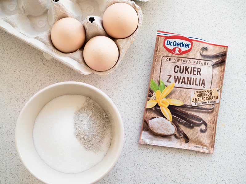cukier i cukier z wanilią w miseczce, opakowanie cukru z wanilią bourbon od dr. oetkera oraz wytłoczka z trzema jajkami