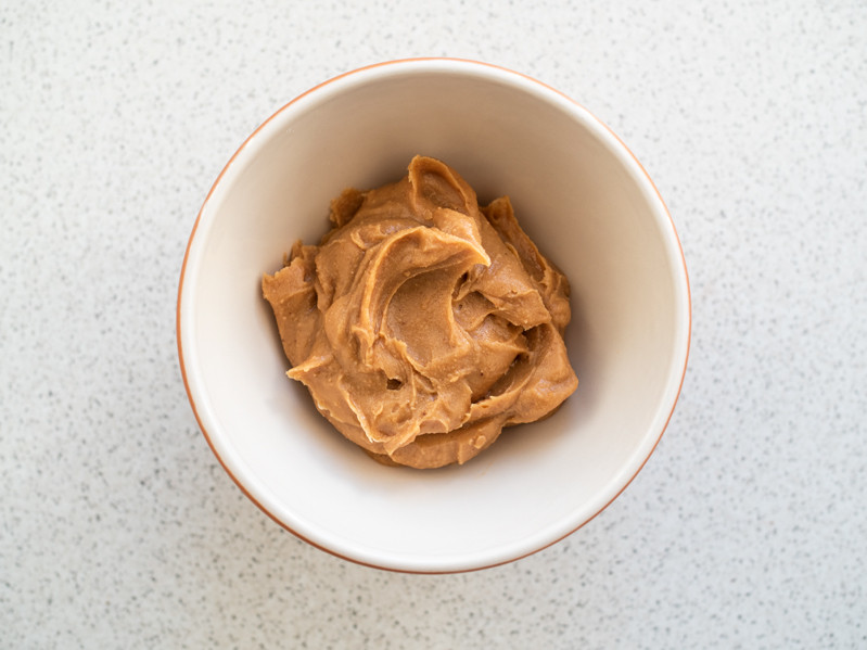 masło orzechowe wymieszane z dwiema łyżkami twarogu sernikowego w miseczce