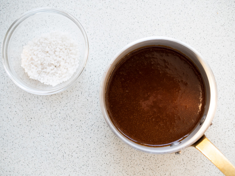 sos karmelowy w rondelku i sól morska w miseczce