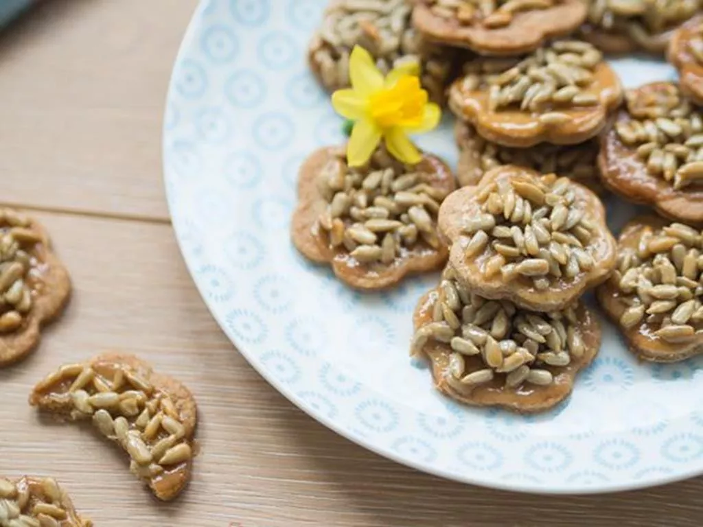 ciasteczka pełnoziarniste ze słonecznikiem na talerzyku - wszystkiego słodkiego