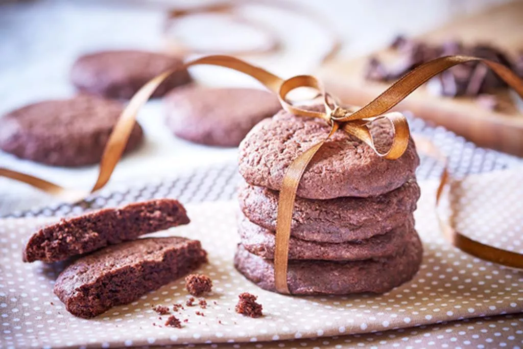 ciasteczka podwójnie czekoladowe z dodatkiem kakao i czekolady, ułożone jedno na drugim i przewiązane wstążeczką - wszystkiego słodkiego