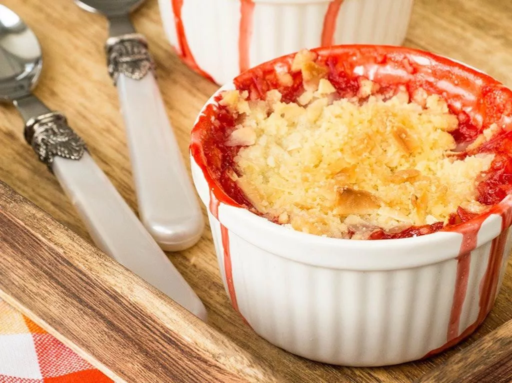 crumble z truskawkami i płatkami migdałów w kokilkach na drewnianej tacy - wszystkiego słodkiego