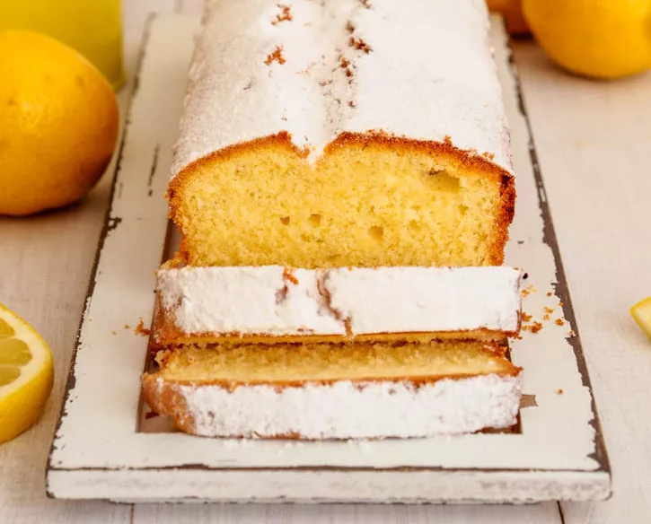 babka cytrynowa na kisielach posypana cukrem pudrem - wszystkiego słodkiego
