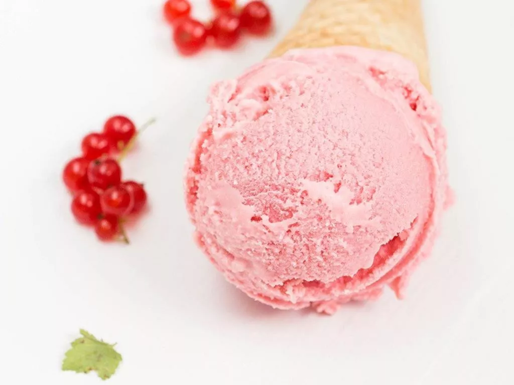 domowe lody z czerwoną porzeczką w rożku, obok owoce czerwonej porzeczki - wszystkiego słodkiego