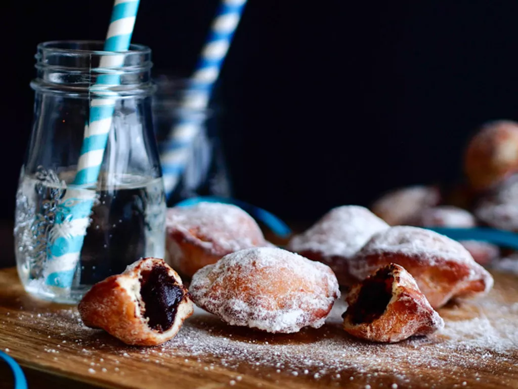 drożdżowe kieszonki z czekoladą posypane cukrem pudrem - Wszystkiego Słodkiego