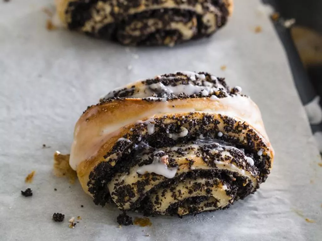 drożdżówki z makiem i lukrem na papierze do pieczenia - wszystkiego słodkiego