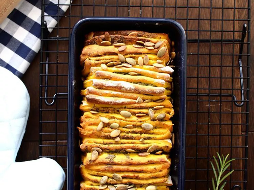 odrywany chlebek dyniowy posypany pestkami dyni w czarnej keksówce - Wszystkiego Słodkiego