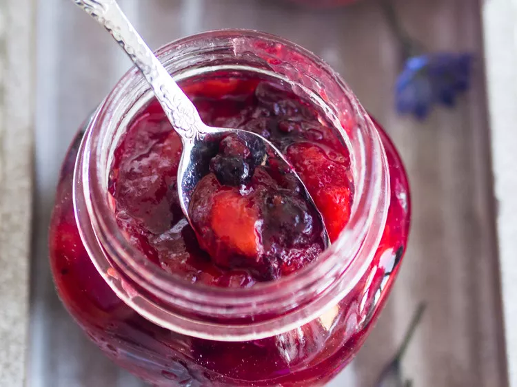 dżem brzoskwiniowy z czarną porzeczką w słoiczku z łyżeczką - wszystkiego słodkiego