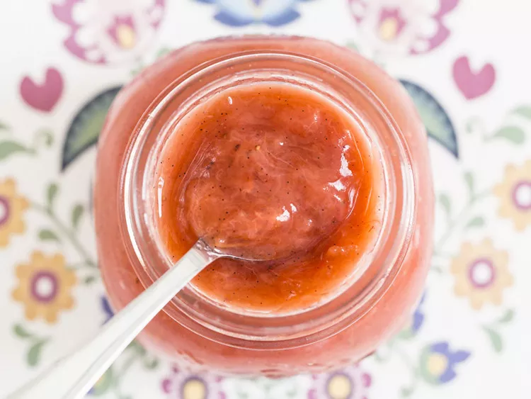 dżem truskawkowo-rabarbarowy z bananem i wanilią