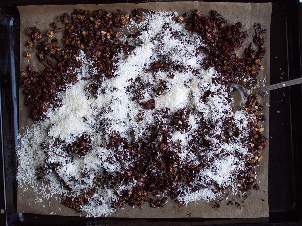 upieczona granola kokosowa