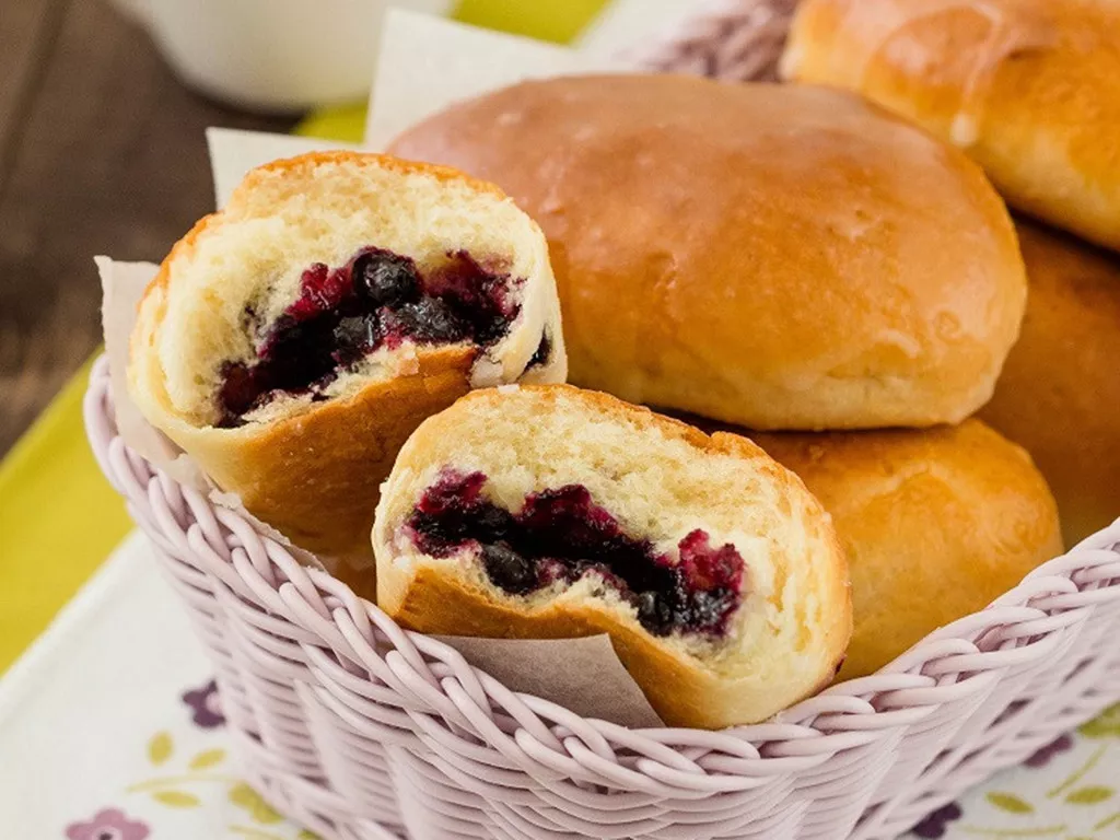 domowe jagodzianki z lukrem cytrynowym w wiklinowym koszyczku - wszystkiego słodkiego